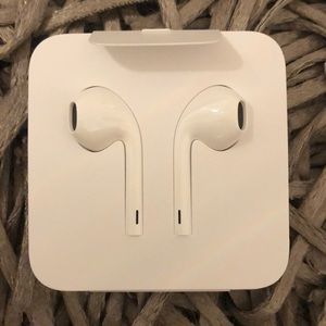 Bran new Earpods with Lightning Connector😄